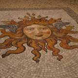 La sala d'attesa al piano nobile, con il pavimento musivo che rappresenta il sol levante con le sembianze del dio Hermes alato, messaggero degli dei